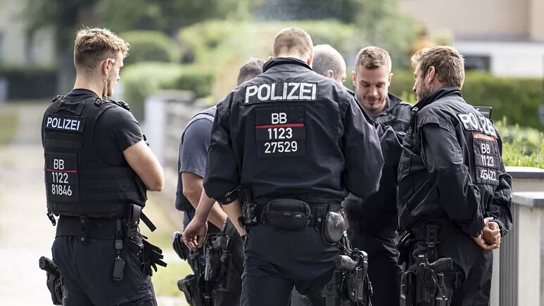 چند افسر پلیس آلمان به استفاده از نمادهای نازی متهم شدند